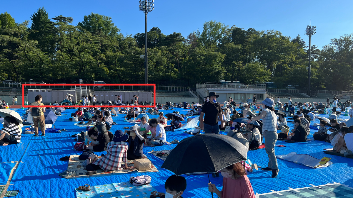 富士森陸上競技場に設置された仮設トイレと利用する人たちの様子