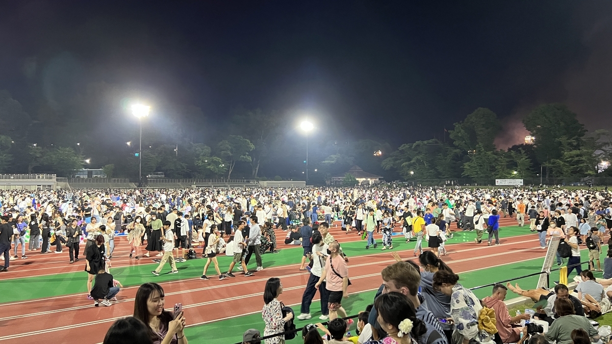 花火終了後に動き始める観覧客で混雑する陸上競技場