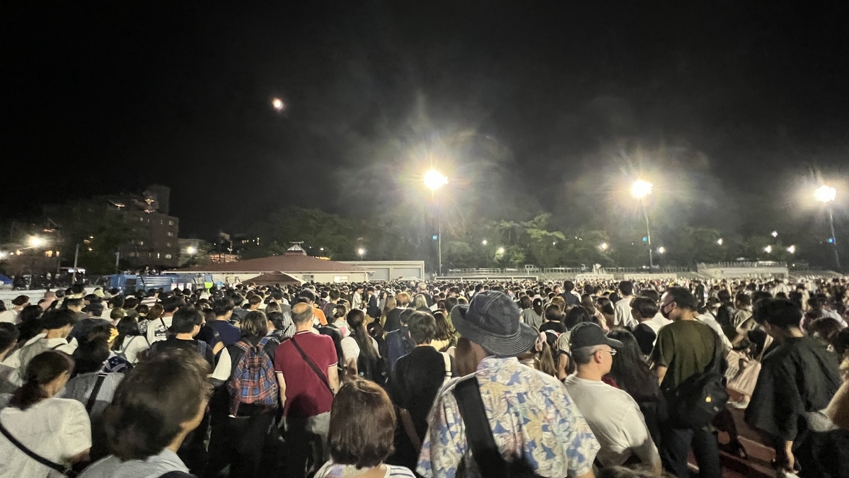 競技場出口へ向かう人々で混雑する様子