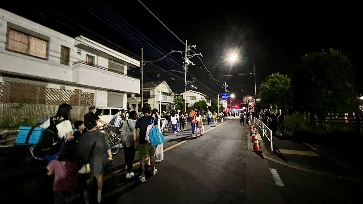 花火大会後に八王子駅へ向かって歩く人々の列