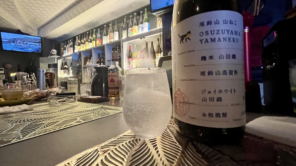 เคาน์เตอร์บาร์ที่มีขวดโชจูเรียงอยู่