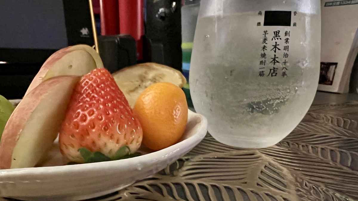 จานผลไม้หั่นชิ้นและแก้วเครื่องดื่ม