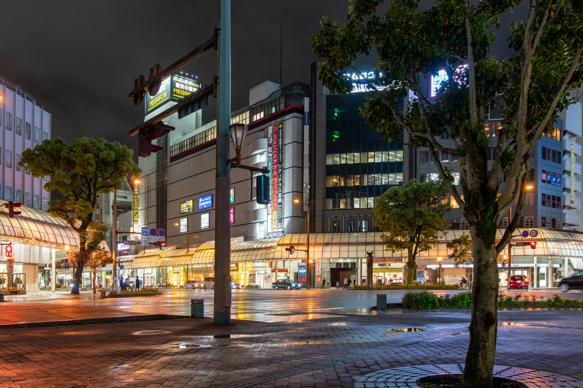 Night view of Tachibana Street 3-chome with illuminated storefronts along the arcade
