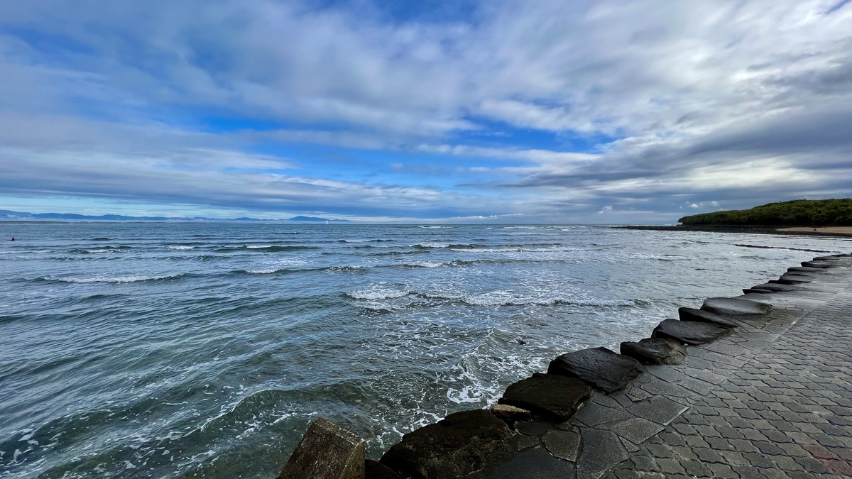 青島の海岸線と波の様子が見える風景 鬼の洗濯板が海に沿って広がる