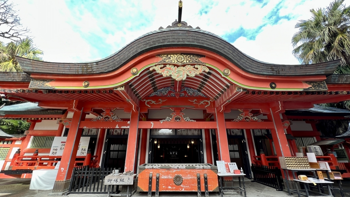 拝殿の細部が分かる近距離の風景 朱色の柱と精巧な装飾が目を引く