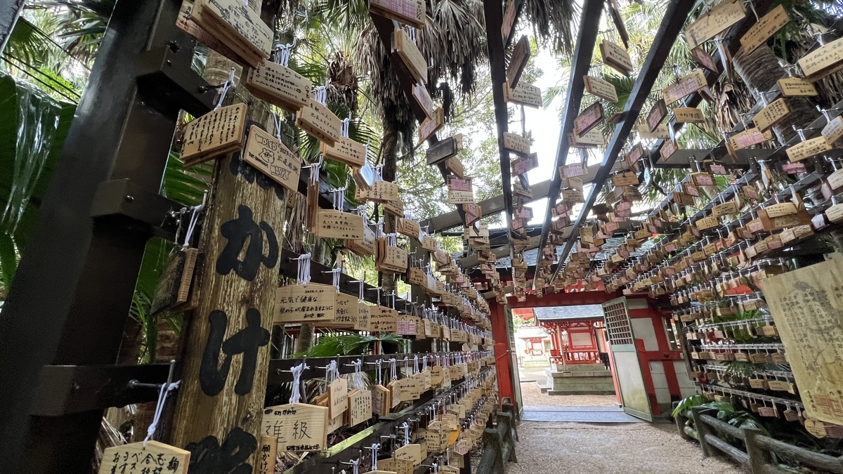 祈りの古道から拝殿側を振り返った景色 絵馬の間から朱色の社殿が見える