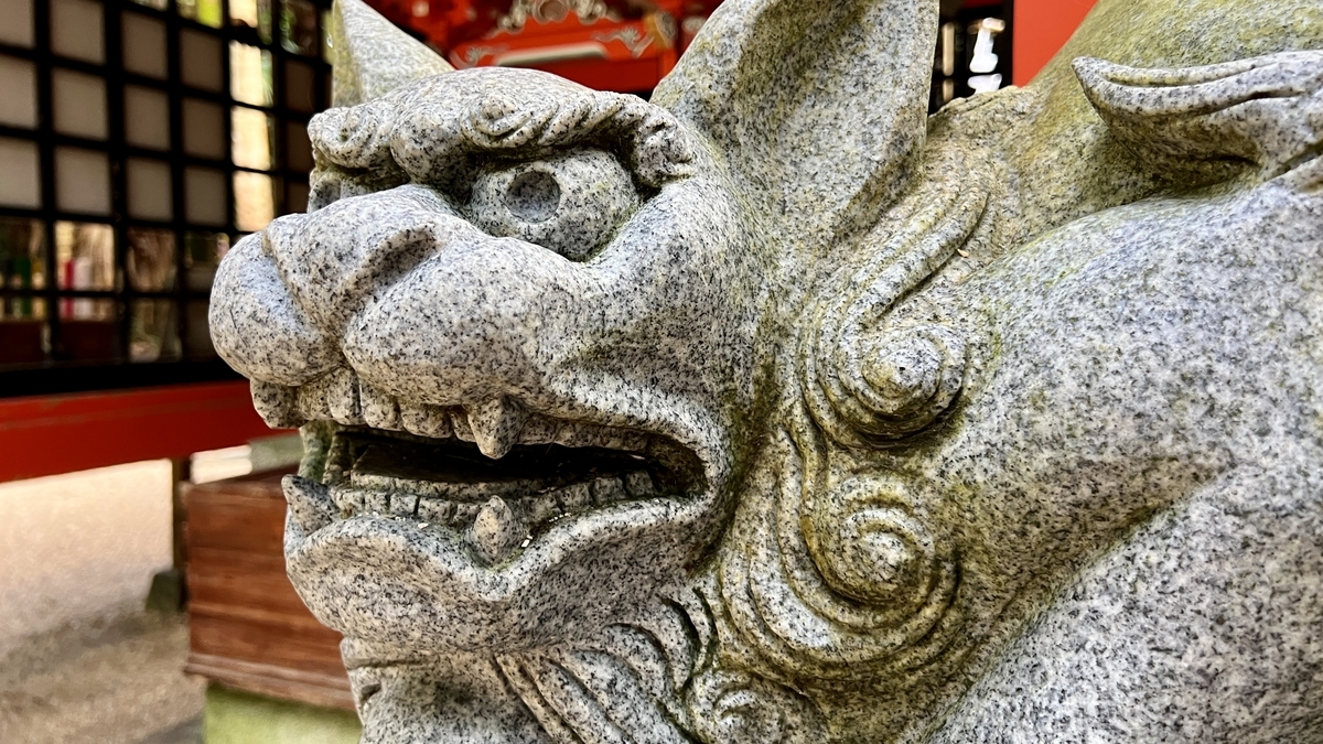 元宮の境内にある狛犬の石像を近距離から撮影した様子 迫力ある表情が印象的