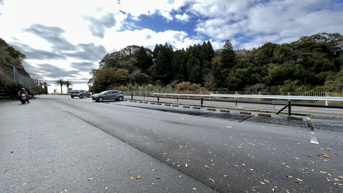 ลานจอดรถฟรีใกล้ช่องเขาโฮริคิริ รายล้อมด้วยต้นไม้