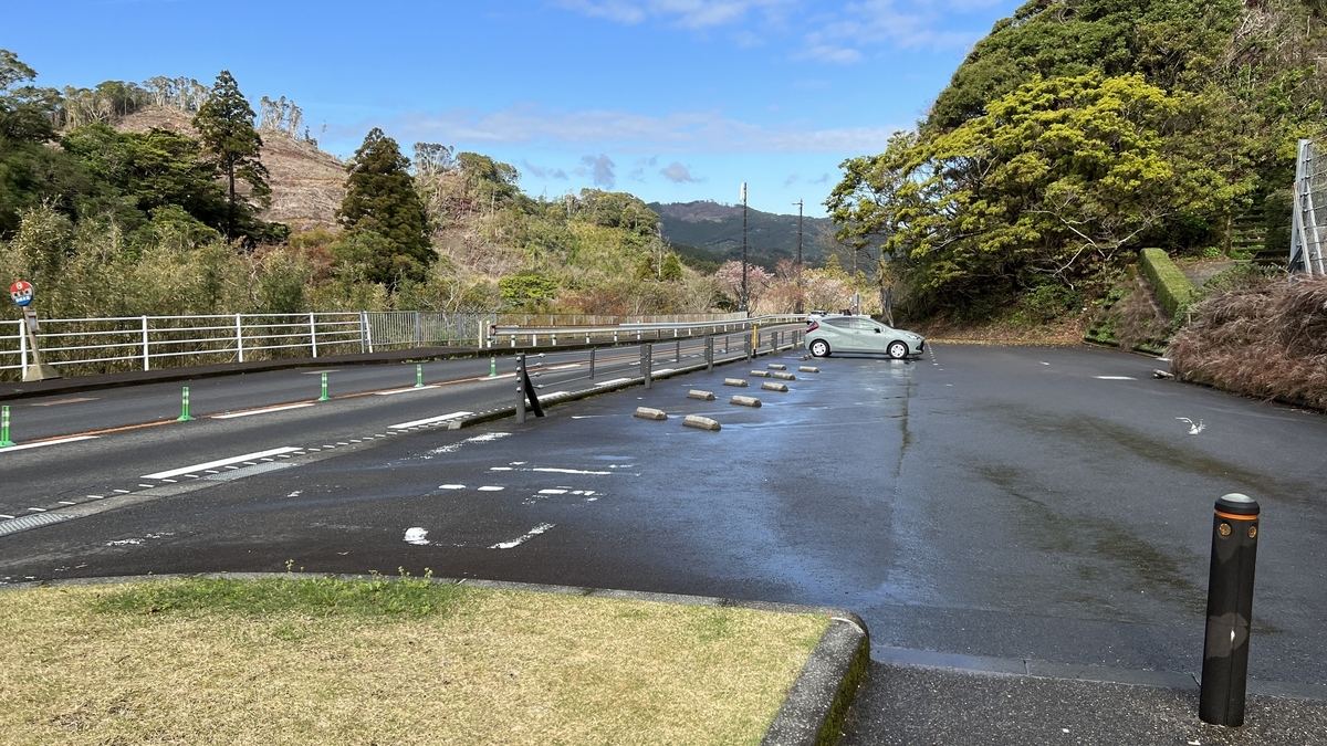 พื้นที่จอดรถที่จัดระเบียบเรียบร้อยและทิวทัศน์ข้างถนน