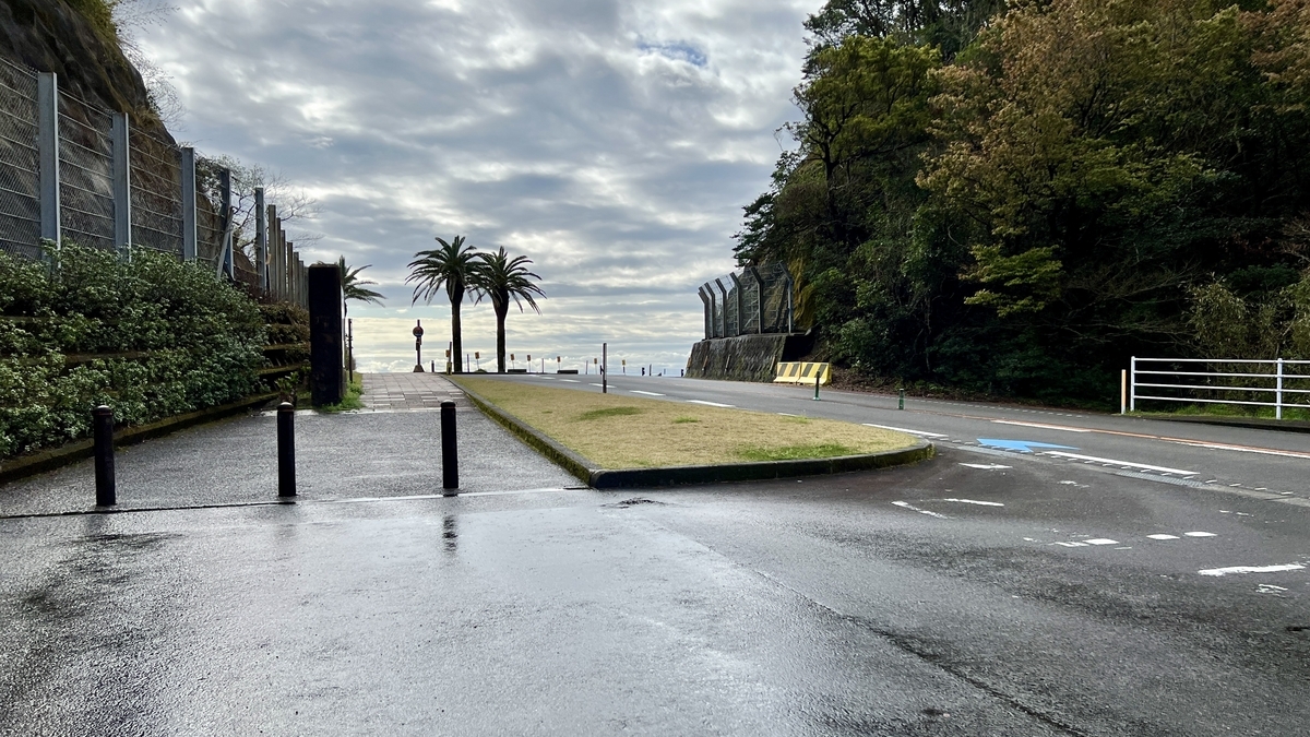 ทางเดินลาดยางจากลานจอดรถไปยังช่องเขาโฮริคิริ พร้อมวิวทะเลด้านข้าง