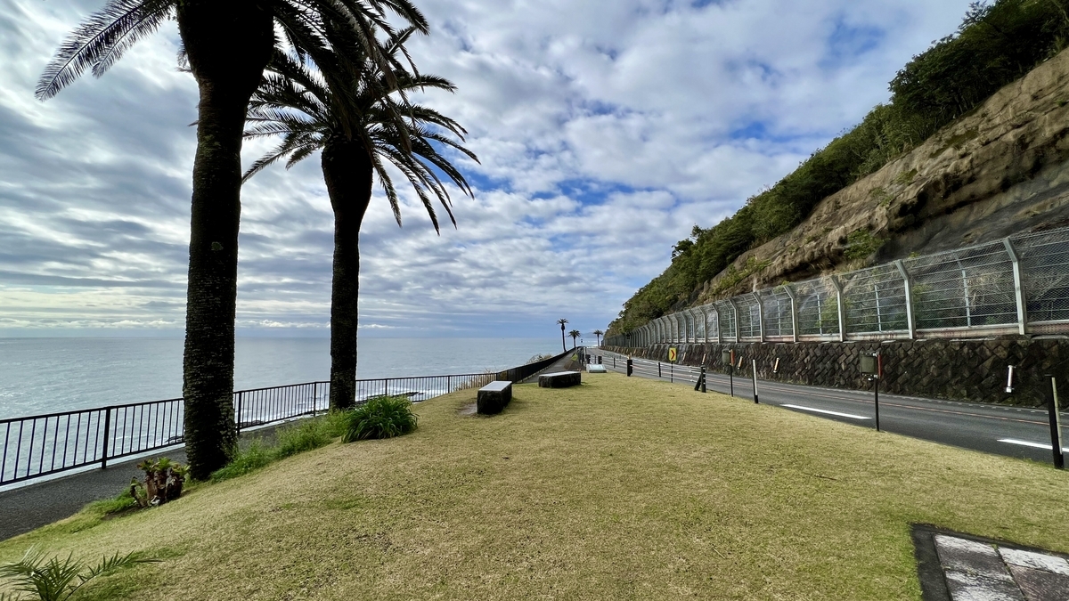 ทางเดินริมทะเลที่ทอดยาวไปตามช่องเขาโฮริคิริ