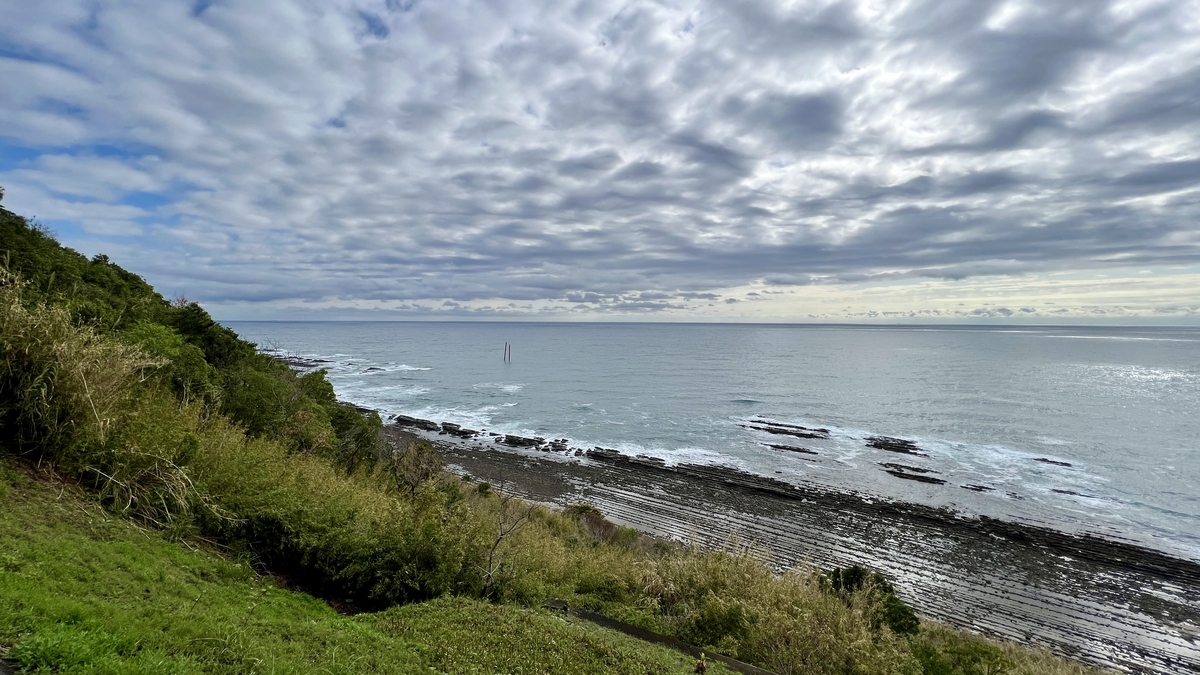 ภูมิทัศน์ชายฝั่งที่มีชั้นหินและร่องรอยการสึกกรอของคลื่นที่เรียกว่าโอนิโนะเซ็นตะคุอิวะ