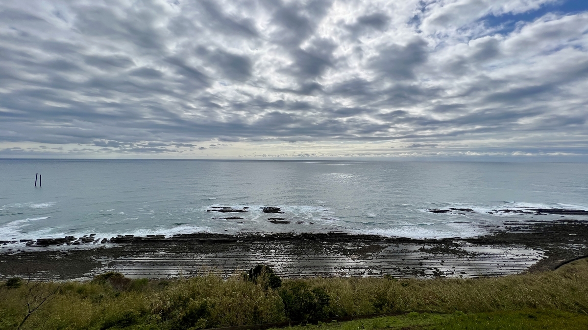 วิวกว้างของโอนิโนะเซ็นตะคุอิวะตามแนวชายฝั่งและมหาสมุทรแปซิฟิก