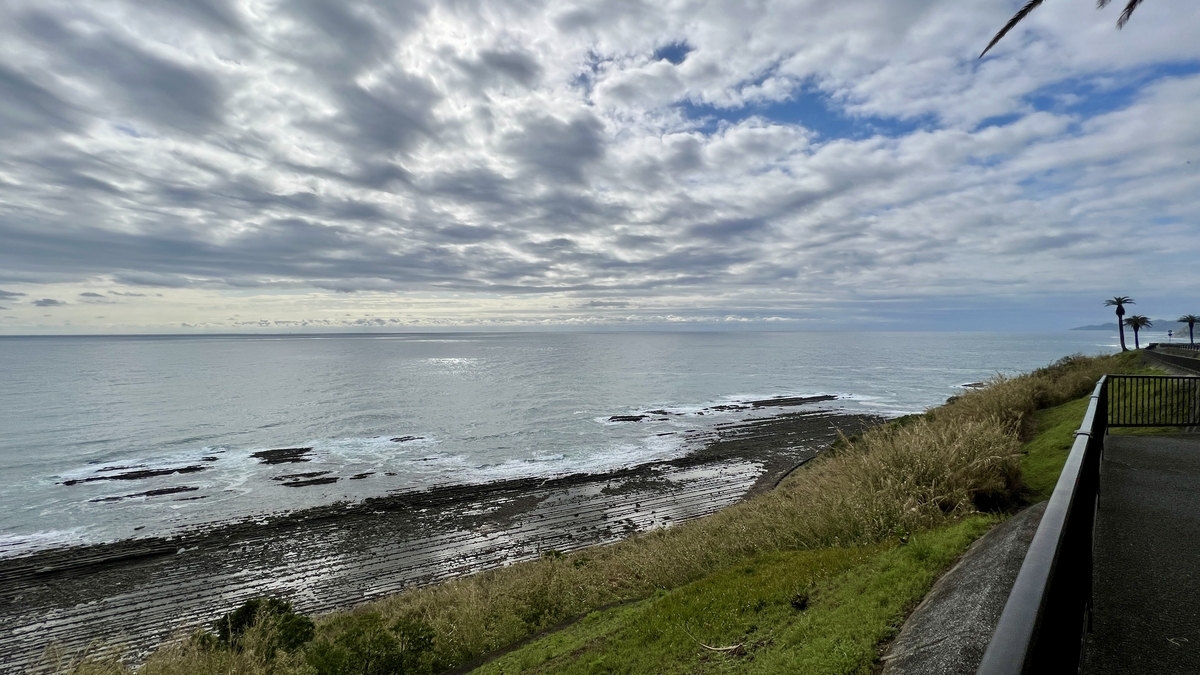 ทางเดินริมชายฝั่งที่ช่องเขาโฮริคิริ พร้อมวิวเปิดโล่งสู่มหาสมุทรแปซิฟิก