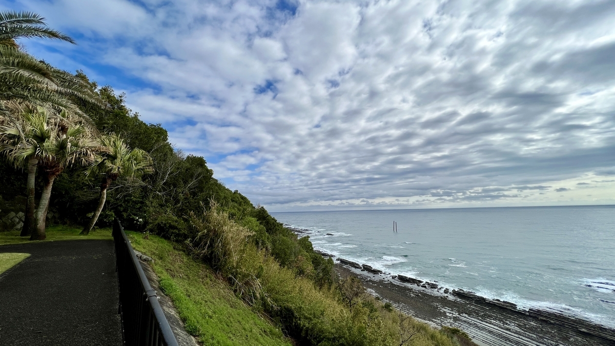 ทิวทัศน์ทะเลกว้างของชายฝั่งนิชินัน มองจากทางเดินเลียบชายฝั่ง