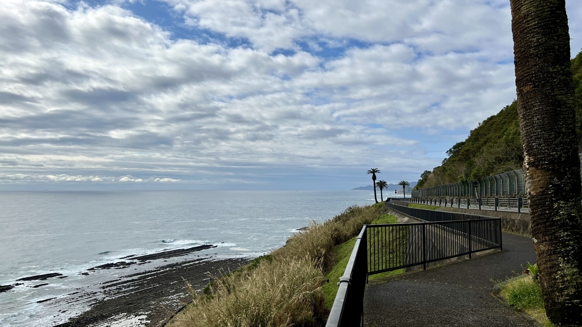 ทางเดินริมทะเลที่มุ่งหน้าไปยังมิจิ-โนะ-เอกิ ฟีนิกซ์ พร้อมวิวชายฝั่งและทะเล