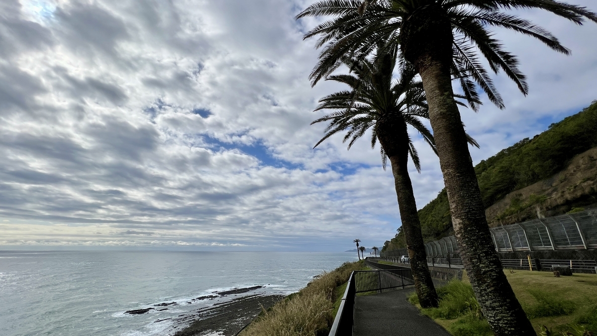 ทางเดินที่ช่องเขาโฮริคิริพร้อมวิวทะเล