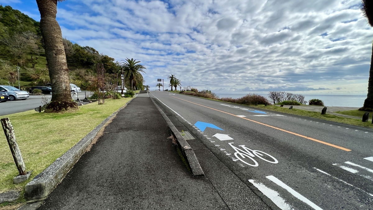 広い駐車場から海岸線が見渡せる開放的な景色