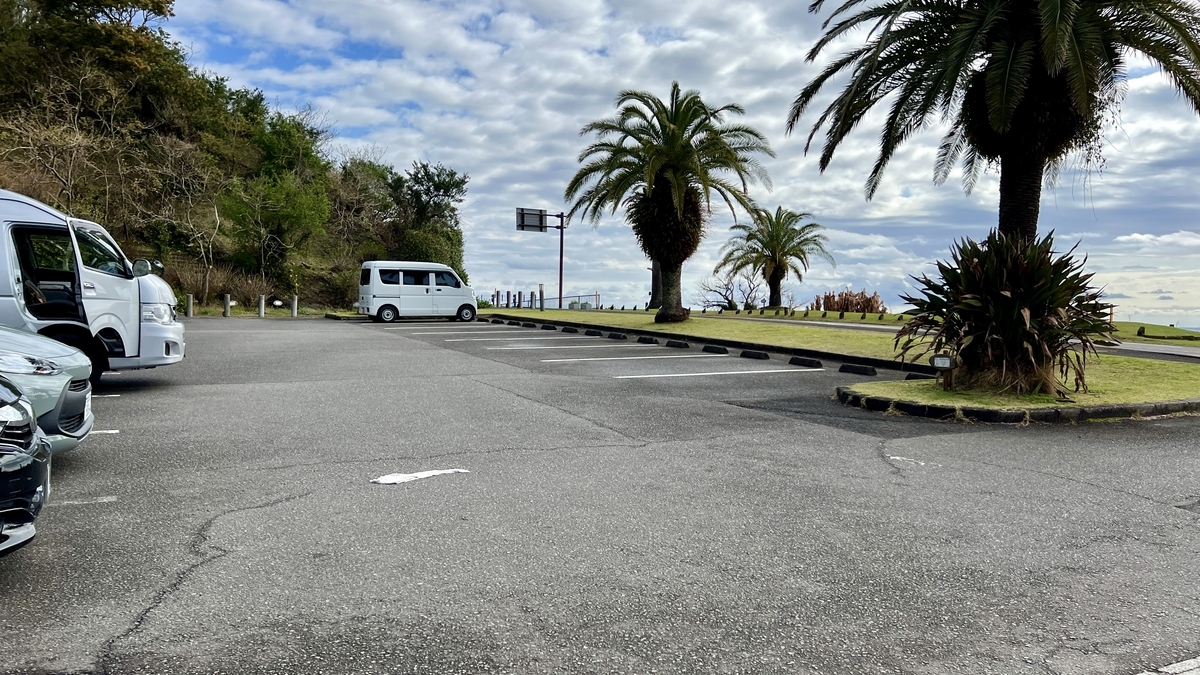 駐車エリアから見える青空と海が広がる爽やかな眺め
