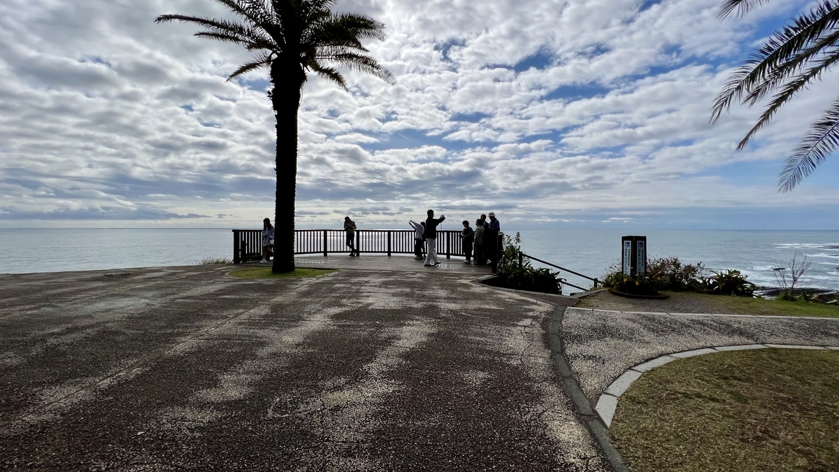 展望デッキの木製通路と海へ向かって開けた景色