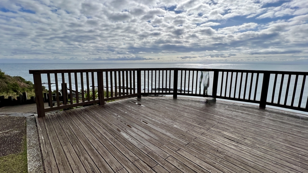 展望デッキに立つ来訪者とその先に広がる青い海