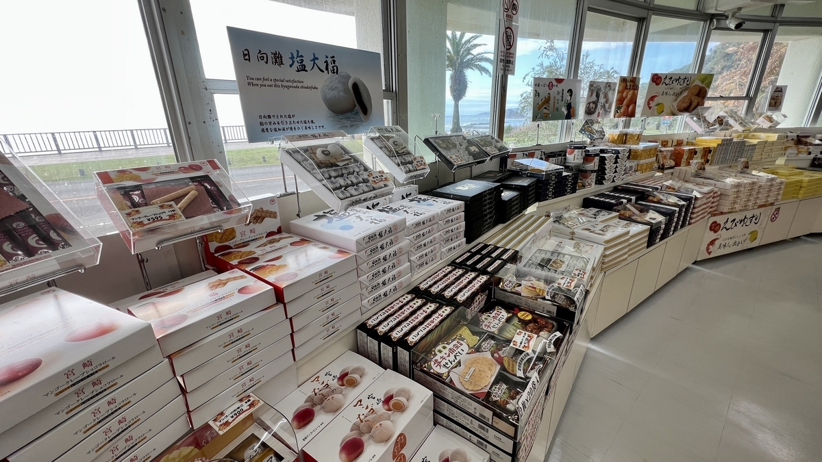 複数の銘菓が並ぶ売り場の棚と賑やかなパッケージ