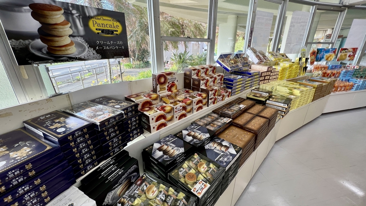 お土産用の菓子パッケージが整然と並んだ売り場