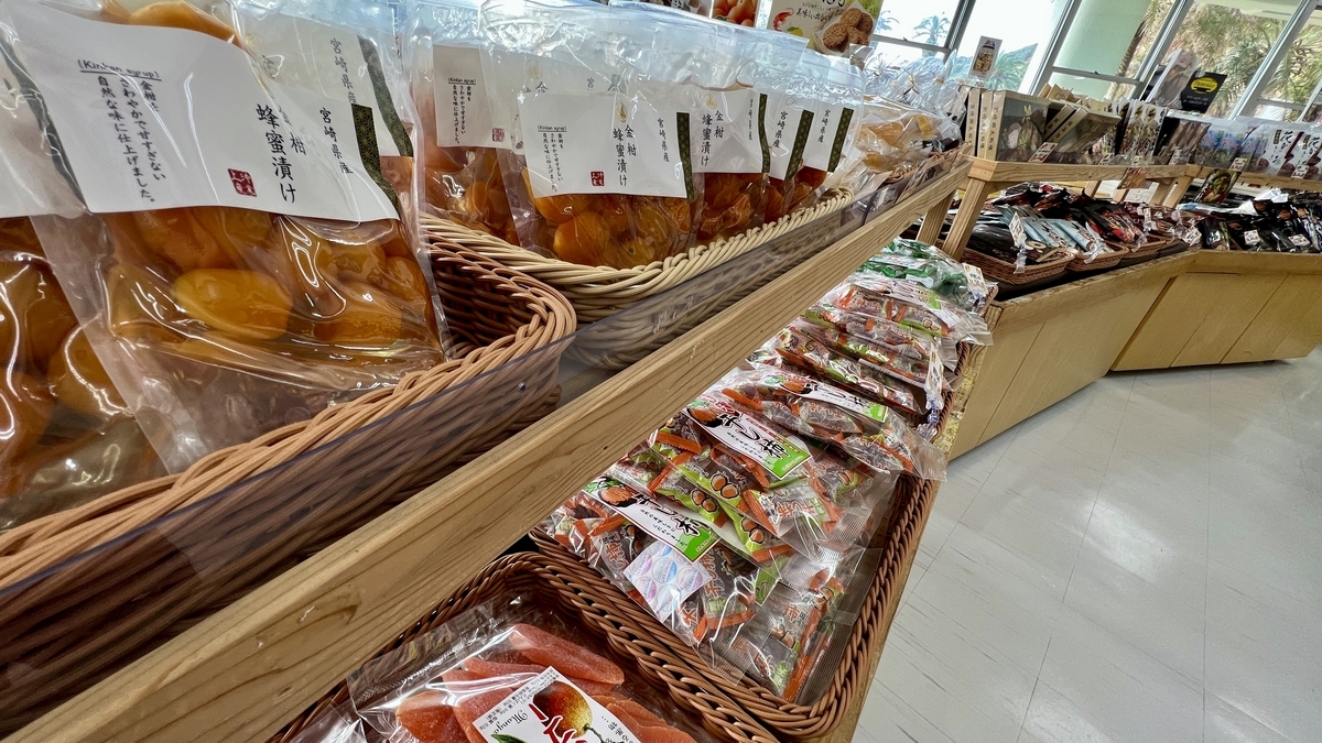 漬物が並ぶ棚と観光客が通る広めの通路