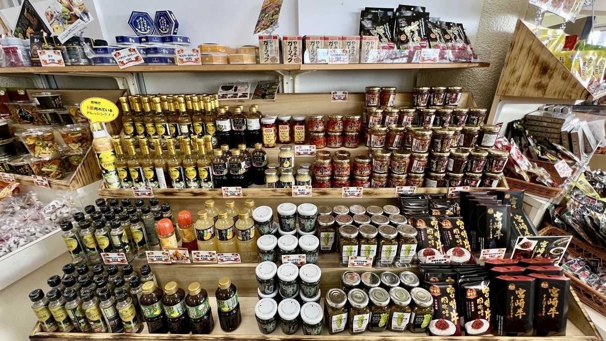 調味料が並ぶ棚