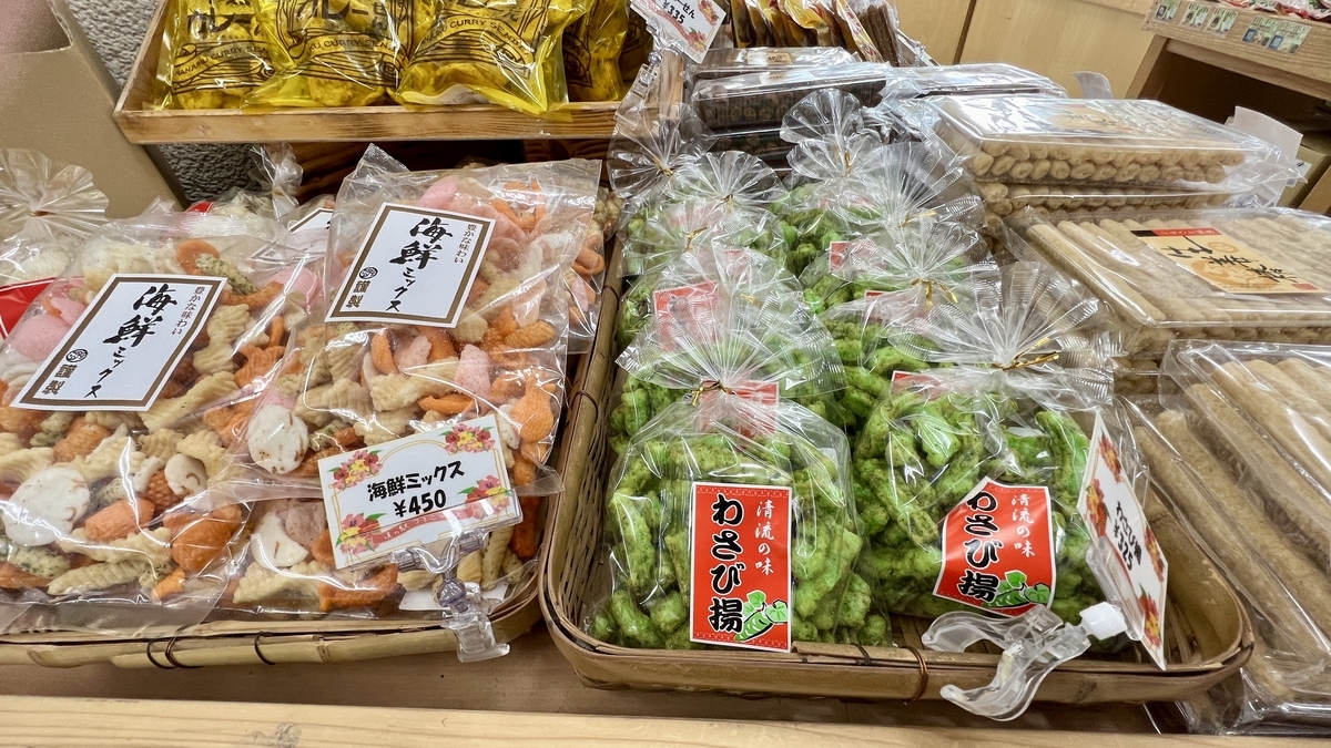 地元の菓子土産が並び買い物しやすいレイアウトの売り場
