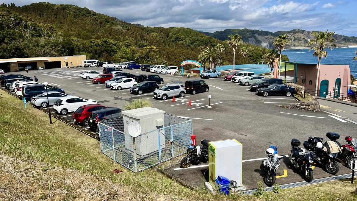 多くの車が並ぶサンメッセ日南の駐車場全景