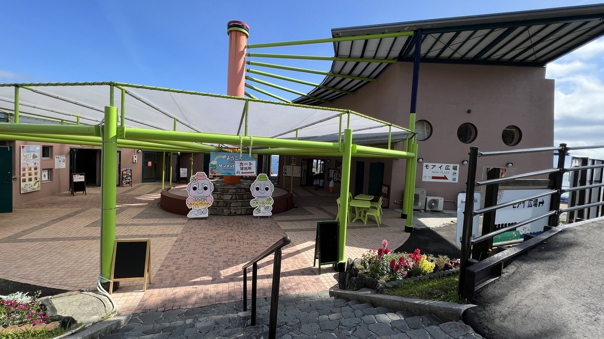 ウェルカムプラザ前の屋根付きスペースとベンチ周りの様子