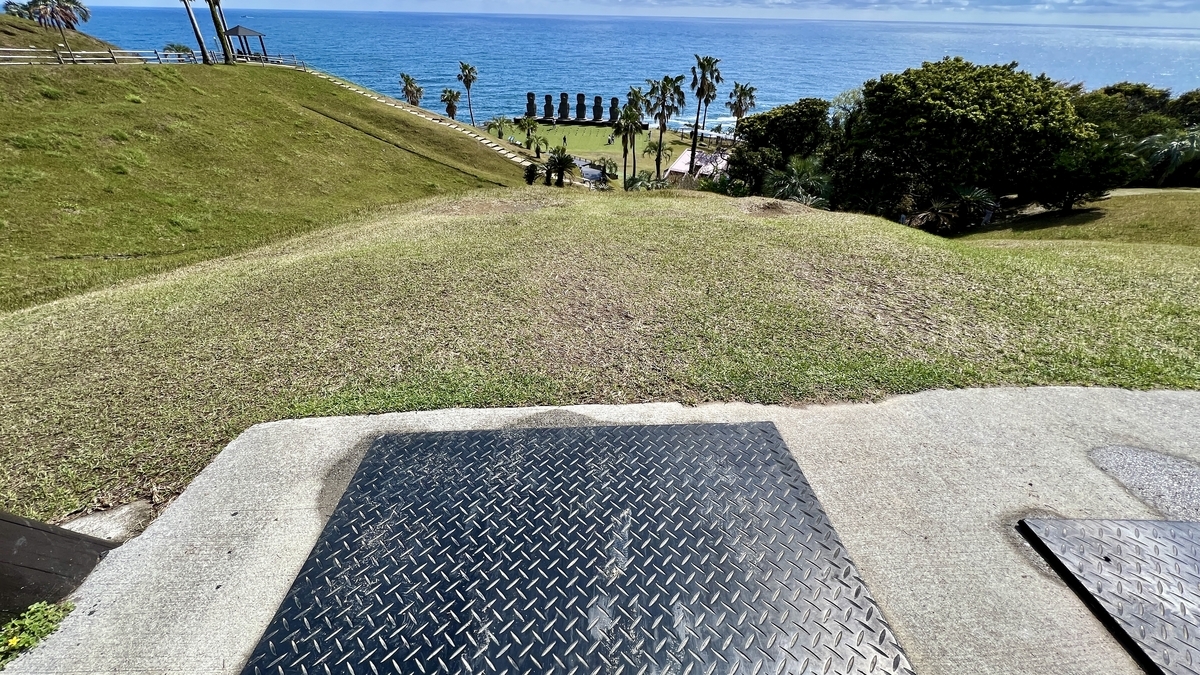ブランコから見える芝生エリアと太平洋の開けた景色