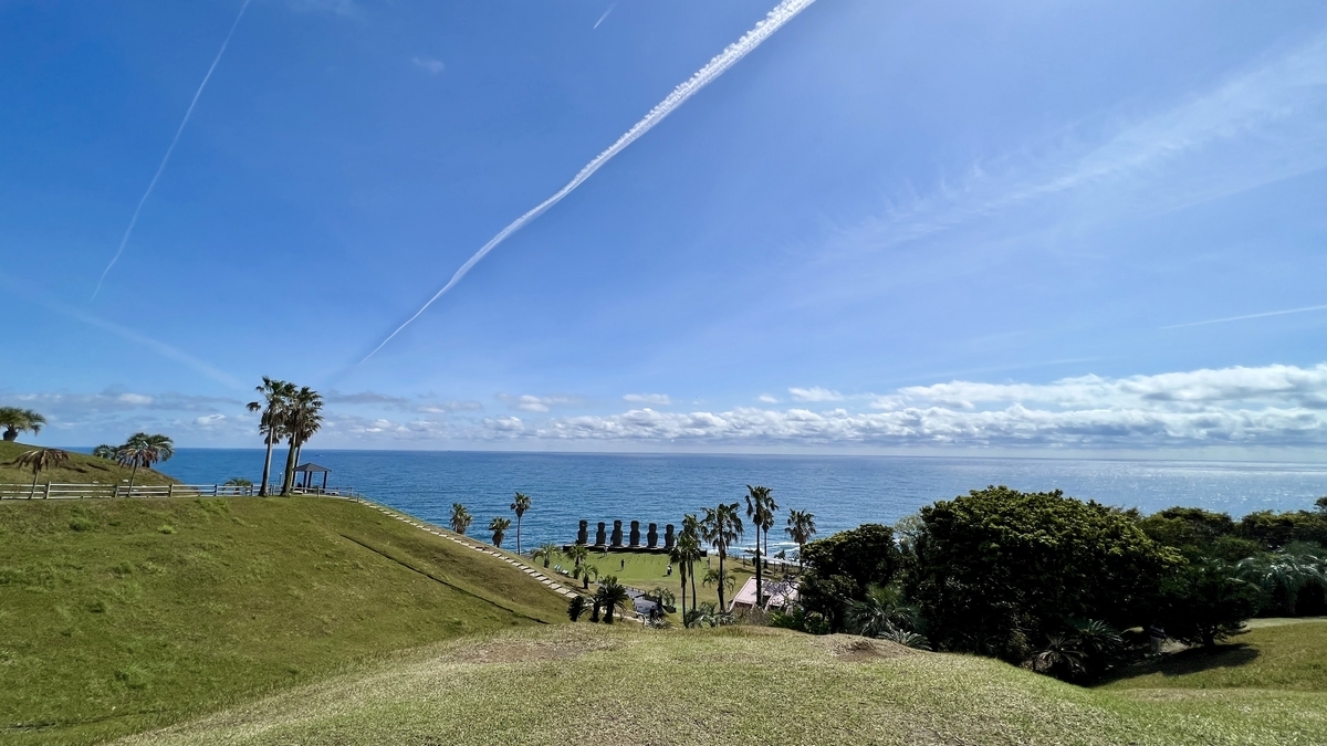 青空と海に向かって伸びる斜面が広がるサンメッセ日南の景色