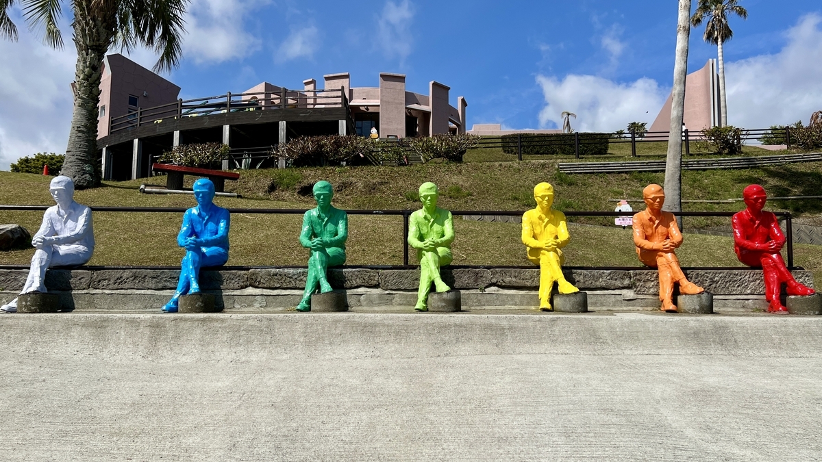 カラフルなヴォワイアン像が横一列に並ぶモニュメントエリア