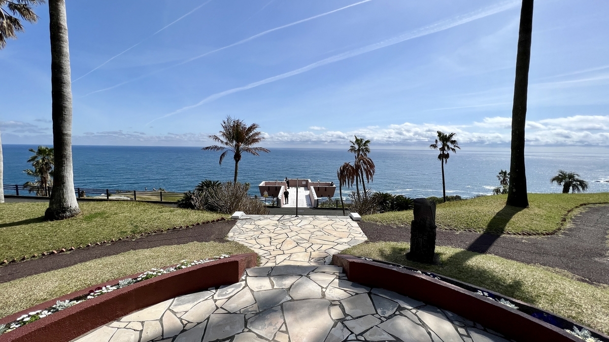 センタープラザから見た芝生の丘と遠くに広がる海