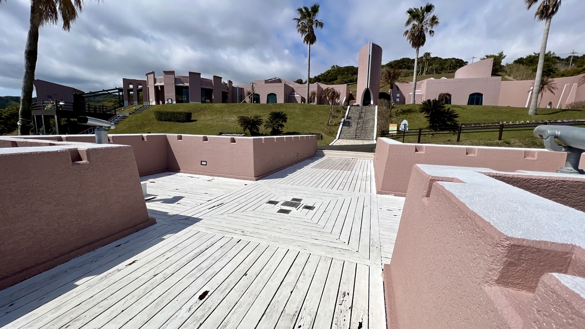 サンデッキの歩道と周囲のヤシの木が並ぶ風景