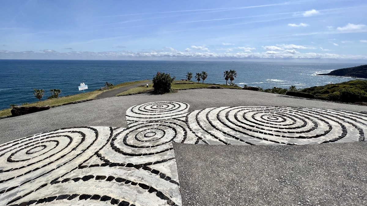 蝶の地上絵越しに見える太平洋とサンメッセ日南の景観