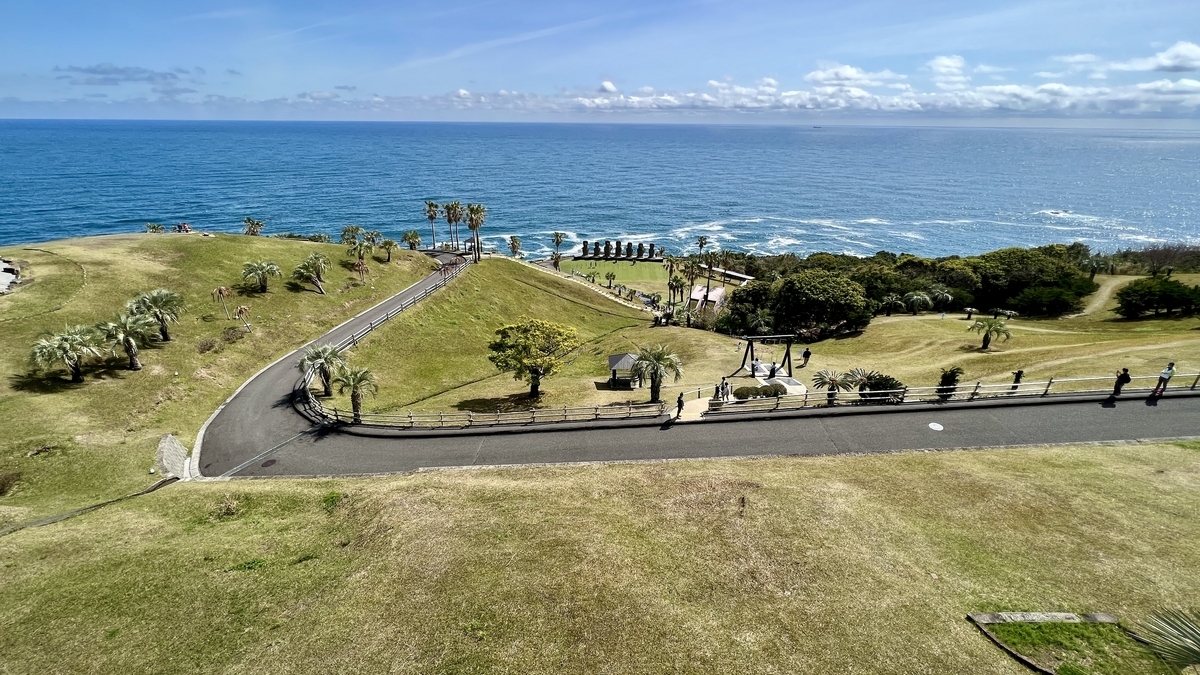 サンデッキから見下ろすモアイ像と芝生広場と海の景色
