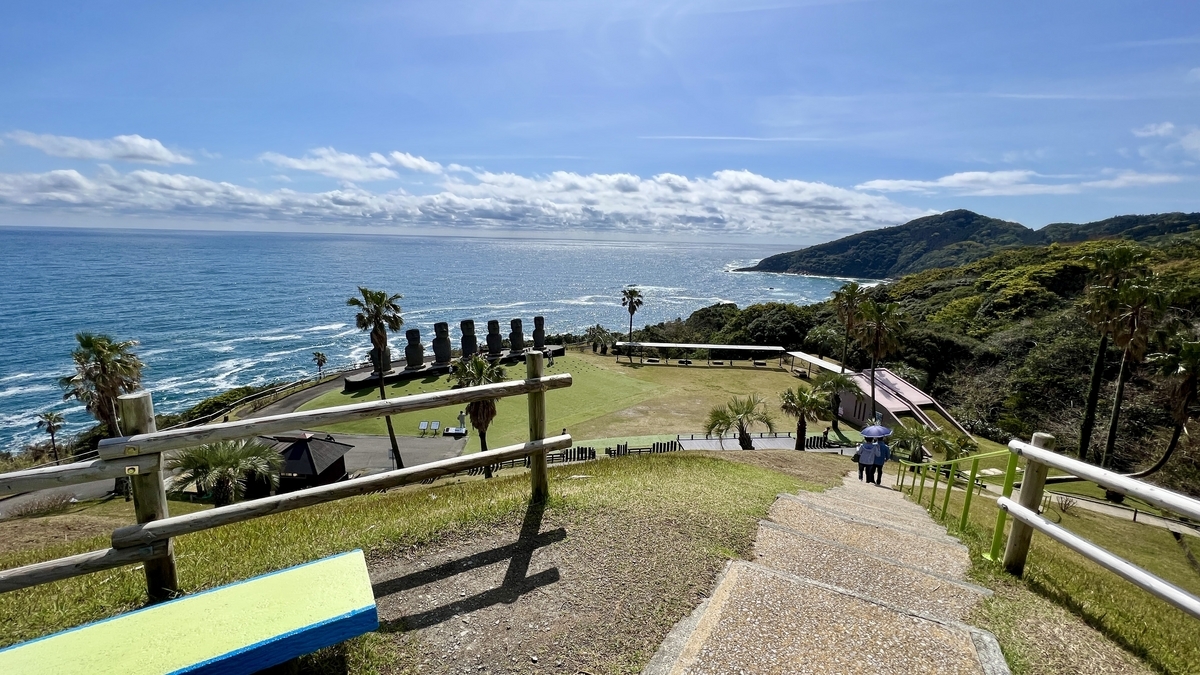 海を見下ろす坂道と手すりと芝生が続くサンメッセ日南の風景