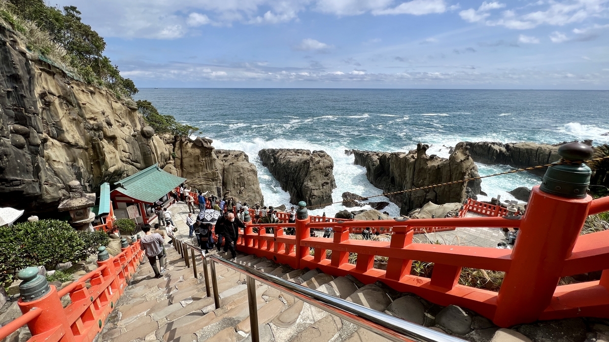 วิวทะเลจากทางเดินศาลเจ้าอุโดะพร้อมราวสีแดงและโขดหินริมชายฝั่ง