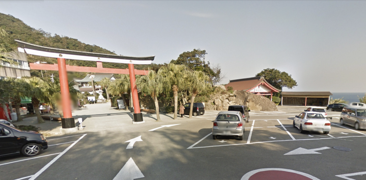 เสาโทริอิที่สองด้านหน้าลานจอดรถที่ 1 และสภาพถนนบริเวณนั้น