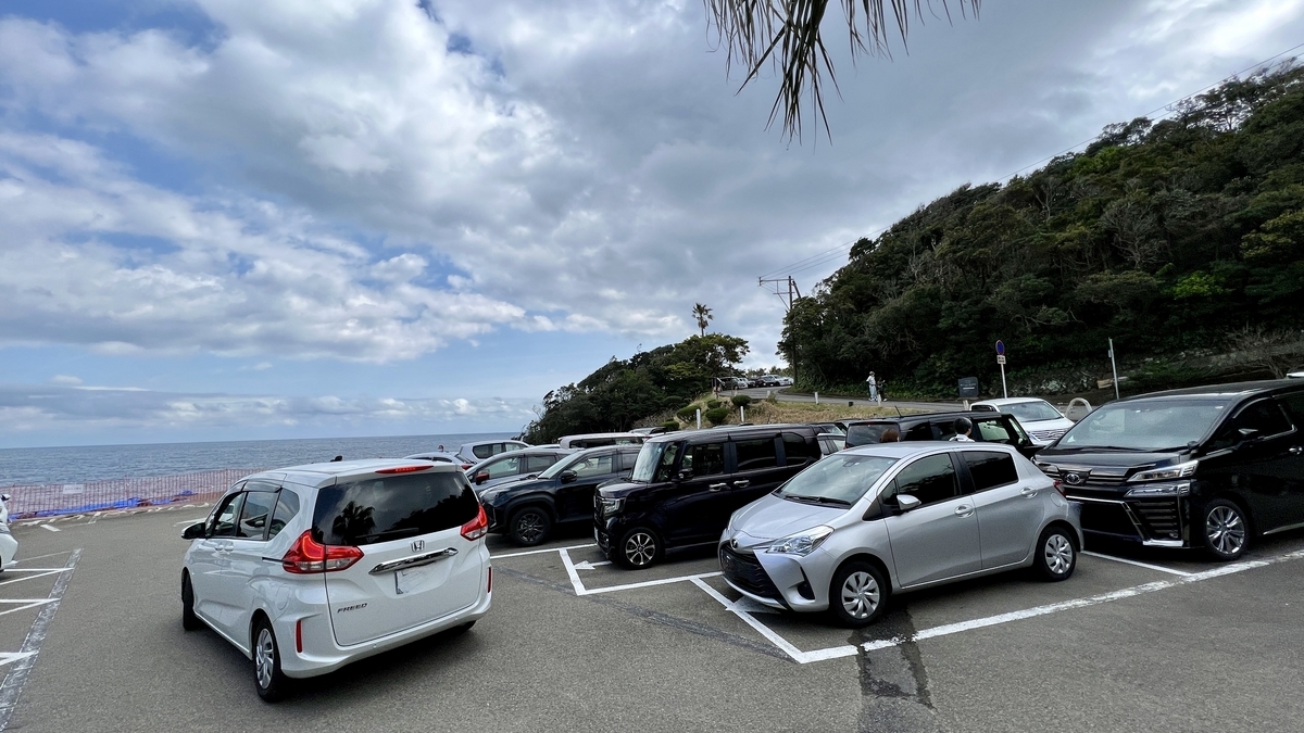 ลานจอดรถที่ 1 เต็มทุกช่องและรถจอดเรียงกันแน่น