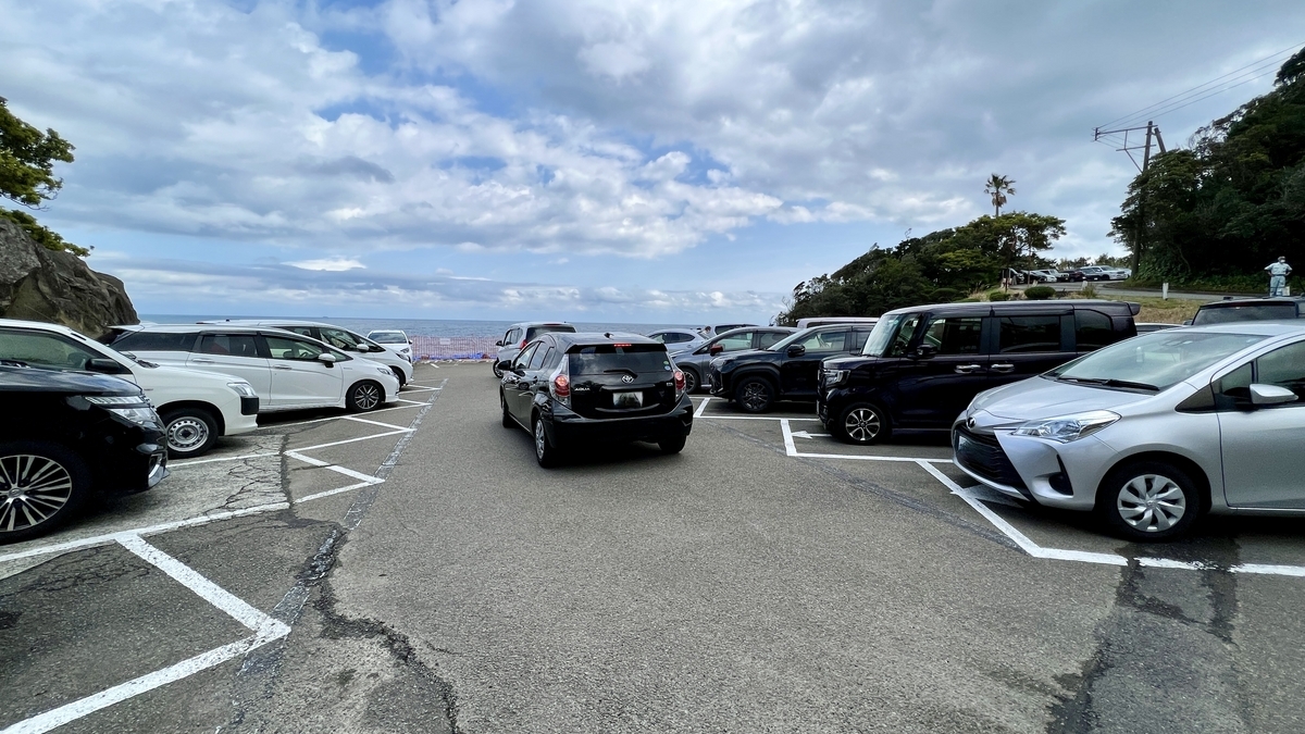 บริเวณลานจอดรถที่ 1 ที่มีรถหนาแน่นและวิวทะเลด้านหลัง