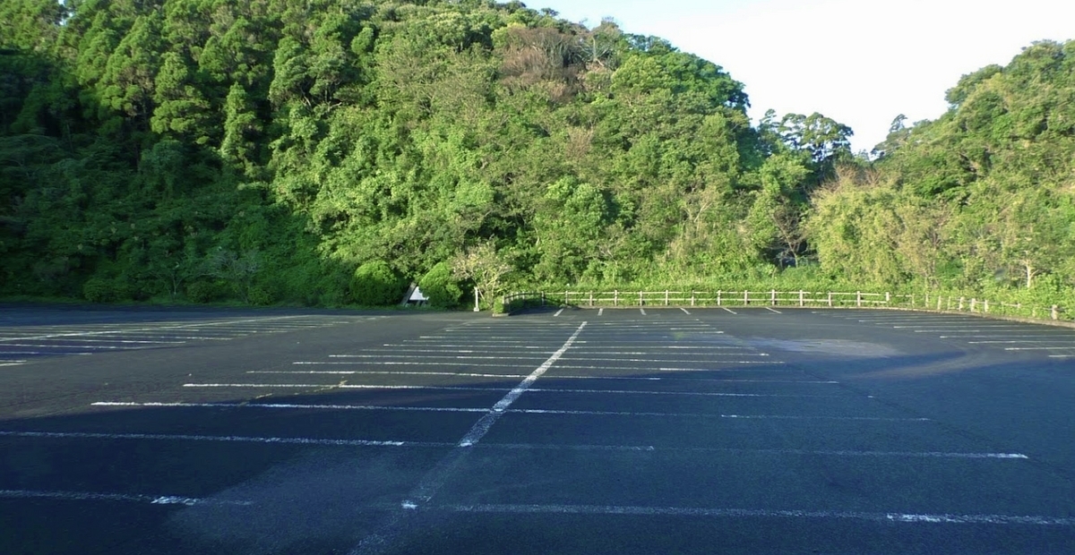 โซนสำหรับรถขนาดใหญ่ในลานจอดรถที่ 2 และพื้นที่สีเขียวโดยรอบ