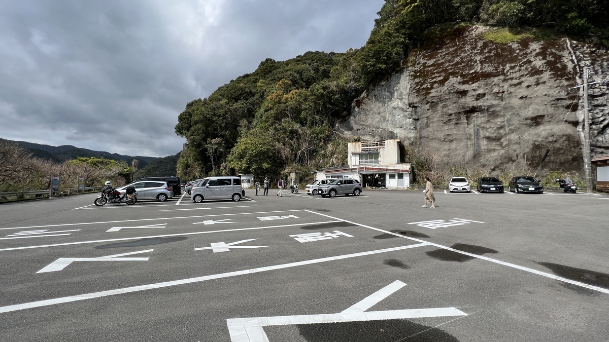 ลานจอดรถนักท่องเที่ยวกว้างใหญ่และแนวโขดหินรอบบริเวณ