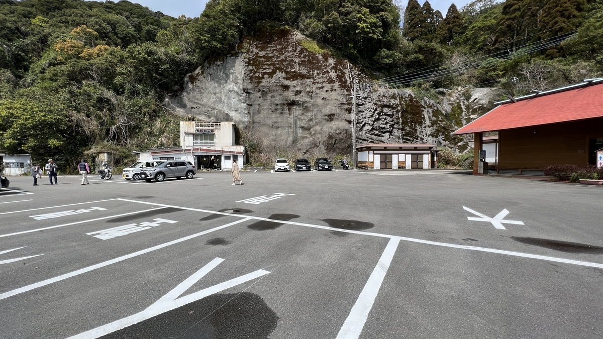 โซนจอดรถของลานจอดรถนักท่องเที่ยวและเนินหญ้าสีเขียวด้านข้าง