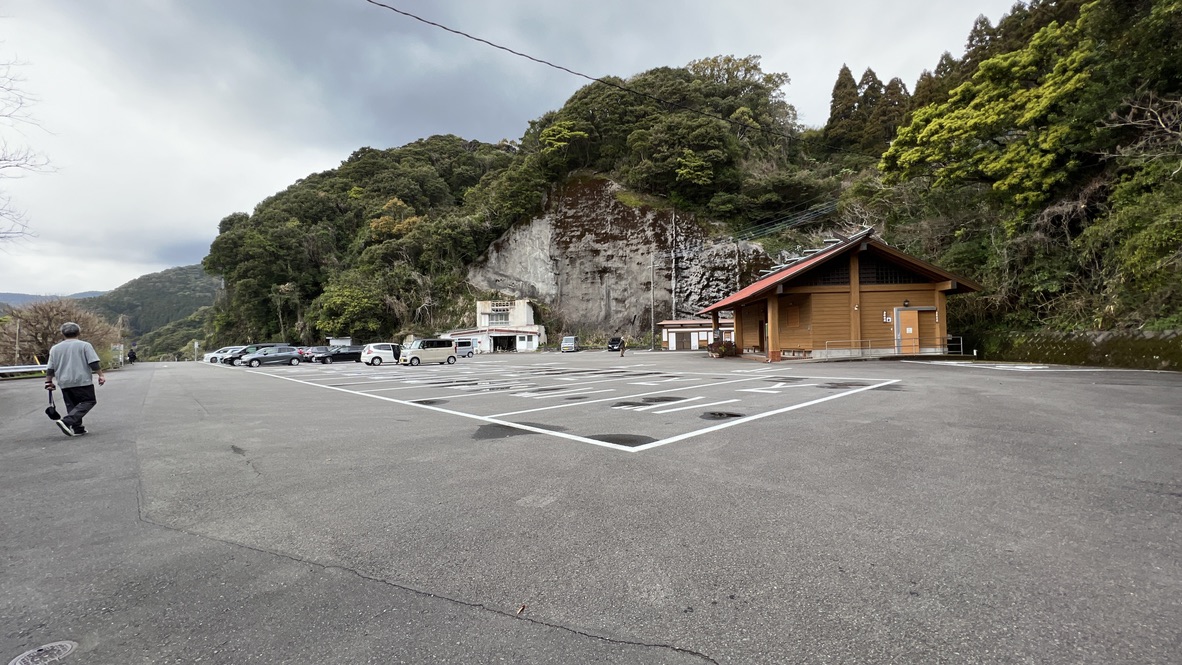 บริเวณทางเข้าออกลานจอดรถนักท่องเที่ยวและเนินหินใกล้ ๆ