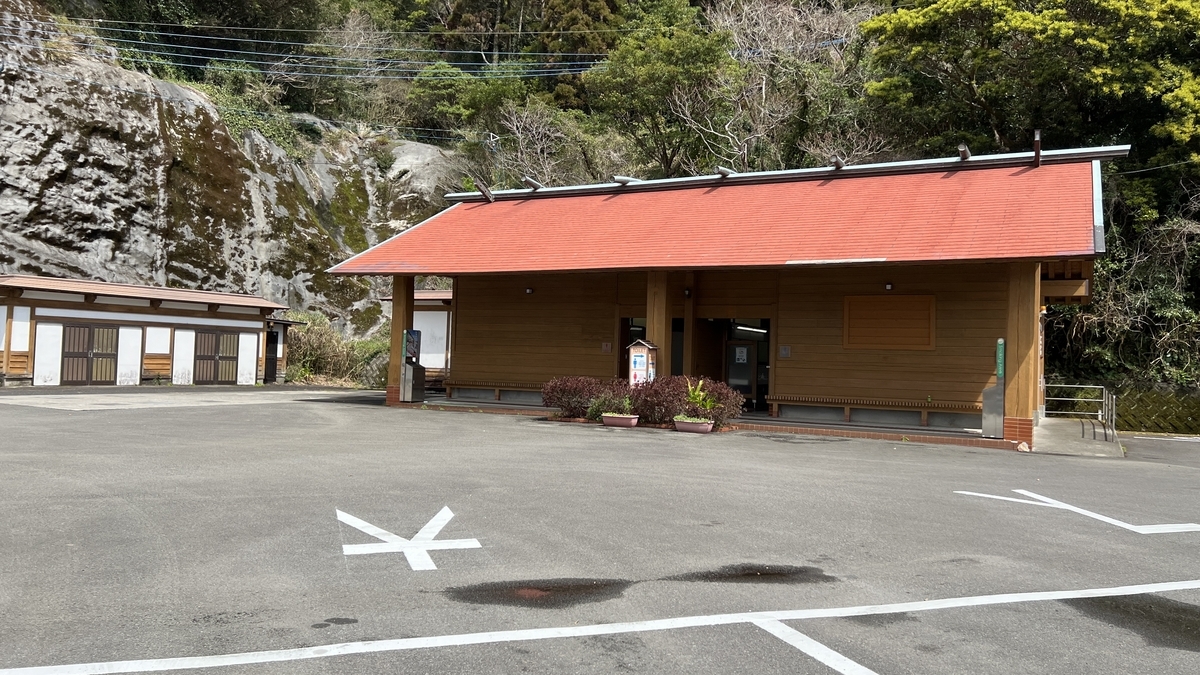 อาคารห้องน้ำและพื้นที่สูบบุหรี่ภายในลานจอดรถนักท่องเที่ยว