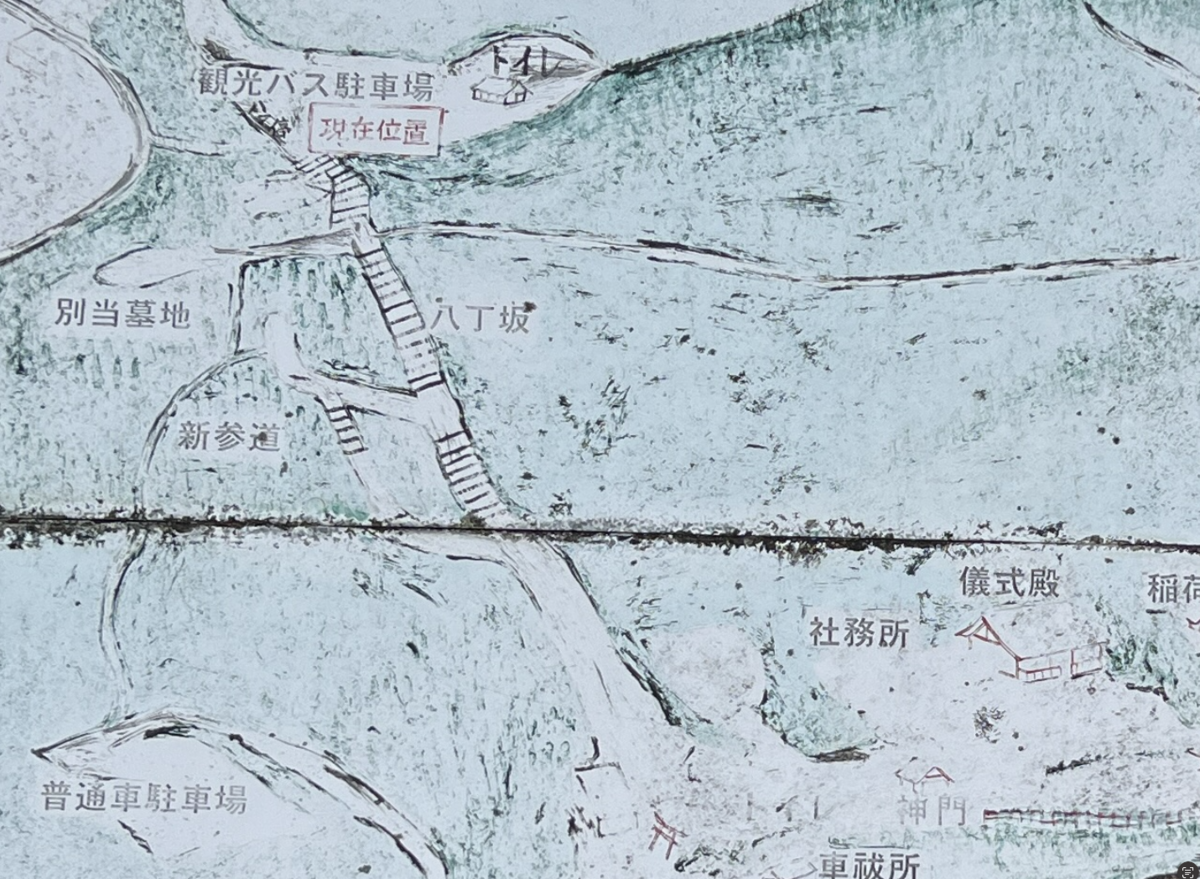 แผนที่เส้นทางเก่าที่ติดตั้งอยู่ในลานจอดรถนักท่องเที่ยวแสดงเส้นทางเดิมไปยังศาลเจ้า